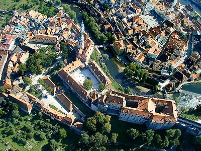 Schloss Český Krumlov, Luftaufnahme des I. bis IV. Schlosshofes, Foto: Lubor Mrázek 