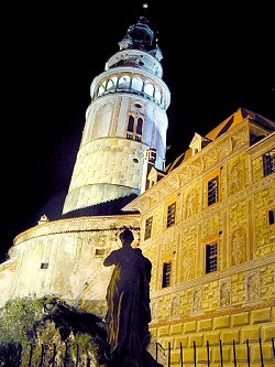 Schloss Český Krumlov, Schlossturm und Marienstatue, Nachtansicht, 2000, Foto: Lubor Mrázek 