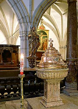 Kirche St. Veit in Český Krumlov, Taufbecken, foto:  Libor Sváček 