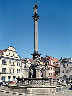 Brunnen und Pestsäule auf dem Stadtplatz in Český Krumlov, foto:  Libor Sváček 