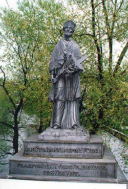 Lazebnický-Brücke (Baderbrücke) in Český Krumlov, Plastik des hl. Johann von Nepomuk 