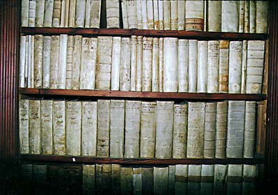 Schlossbibliothek in Český Krumlov, Detail des Bücherfonds aus dem 17. Jahrhundert 