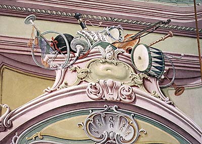 Spiegelsaal auf dem Schloss Český Krumlov, Detail der Ausmalung, Musikinstrumente und Notentext  