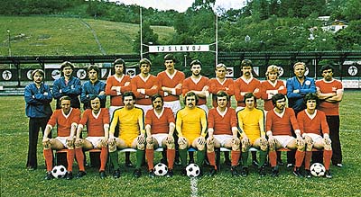 Bývalí hráči II. ligy (1981-82), foto u příležitosti šedesáti let českokrumlovské kopané 