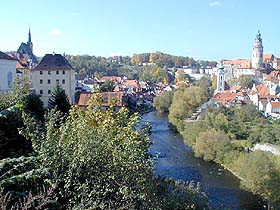 Panorama Č. Krumlova, v popředí na břehu řeky Vltavy Novoměstská zahrada, 1999, foto:  J.Olšan  