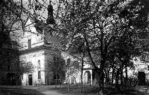 Historický snímek nádvoří Tramín s výsadbou ovocných stromů, okolo 1920, SOkA, foto:  J. Wolf 