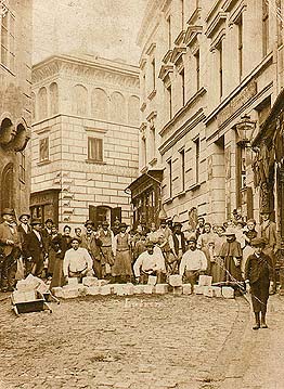 Latrán in Český Krumlov, Pflasterer, ein historisches Foto, foto:  Wolf 