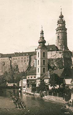 Kostel sv. Jošta v Českém Krumlově, v pozadí zámek, v popředí vory na řece Vltavě, historické foto, foto: Wolf 