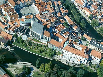 Město Český Krumlov, komplex někdejších církevních budov při pravém břehu řeky Vltavy - kostel sv. Víta, Prelatura, jezuitský seminář, letecký pohled, foto: Lubor Mrázek 