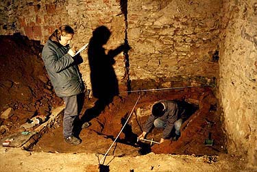 Durchführung der Dokumentierung des entdeckten Bäckerofens, Český Krumlov, Stadtplatz Náměstí Svornosti Nr. 15, Foto: Michal Ernée, 1994 